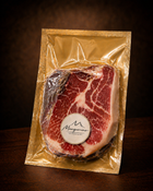 Generosa y distinguida pieza de jamón ibérico de bellota sin hueso